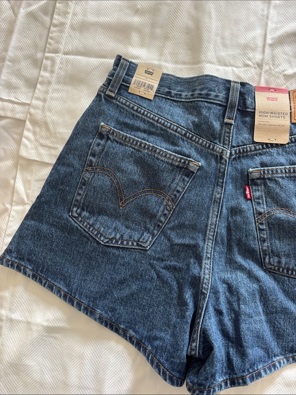 NEW Levi's High-Waisted Mom Denim Jean Shorts Sz 30 / 10 - Picture 7 of 7